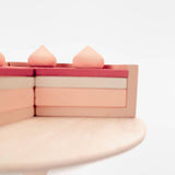 Kuchen auf Ständer aus Holz | Rosa